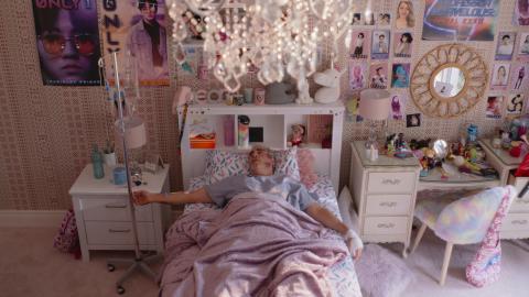Filmstill aus dem Film «Beau Is Afraid»: ein lädierter Beau (Joaquin Phoenix) erwacht als Kuckuckskind im Zimmer eines Teeniemädchens