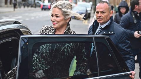 Regierungschefin Michelle O’Neill von der Sinn-Féin-Partei steigt in ein Auto