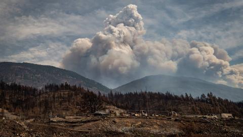 ausgebrannte Autofracks im kanadischen Ort Lytton, wo im Sommer 2021 wochenlang Feuer in den Wäldern loderten
