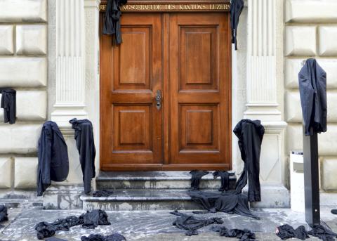 Nasse Kleider der Aktion «Marsch der nassen Gestalten» vor dem Regierungsgebäude in Luzern