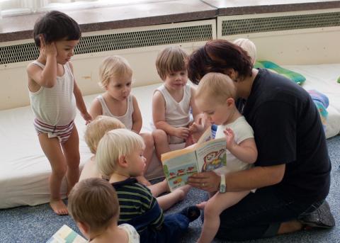 Betreuerin mit Kindern in einer Kindertagesstätte