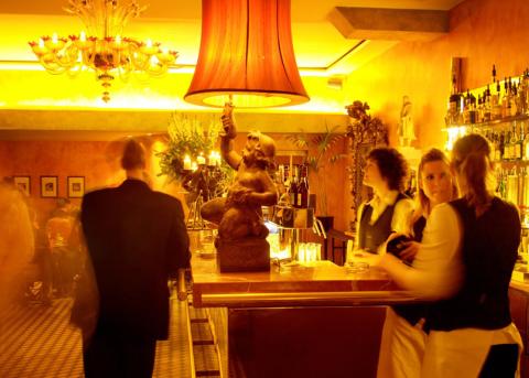 Szene in der Campari-Bar in Basel